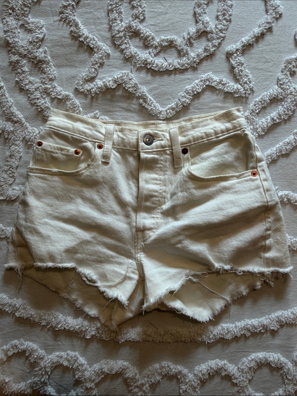 Levi’s Women’s Cream Distressed Denim Shorts size 24